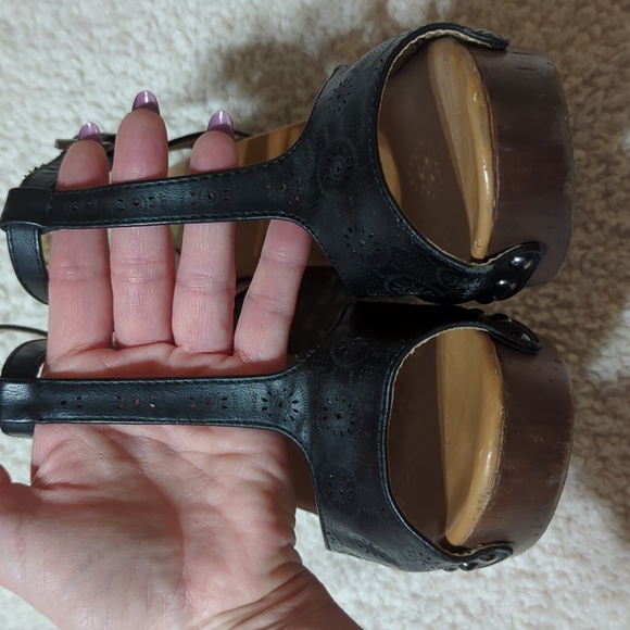 Riveted Platform T-Strap Wood Sandals - Picture 4 of 7